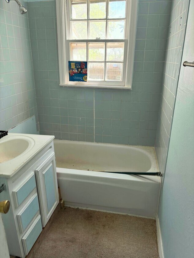 Building Photo - 2Bed 1Bath NE-side Make Ready Home