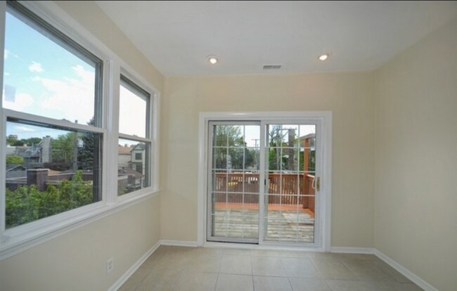 Foto del edificio - 1943 W Warner Ave