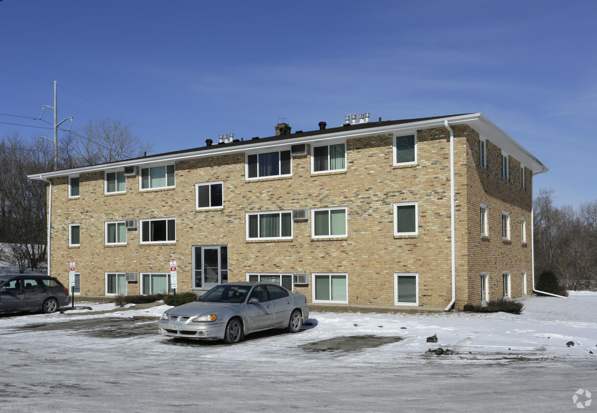 Primary Photo - Colonial Apartments