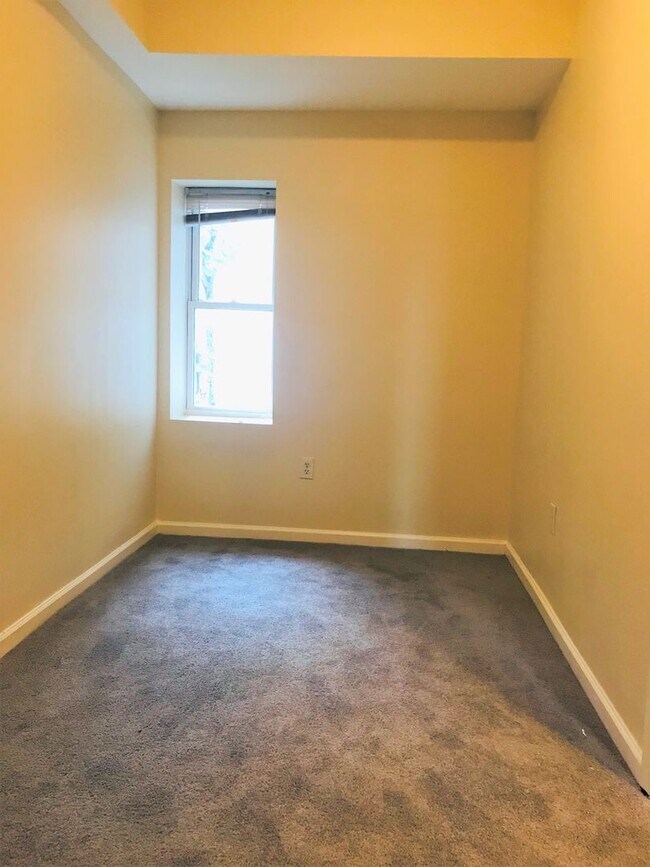Foto del edificio - Gorgeous 6-Bedroom Townhouse One Block fro...