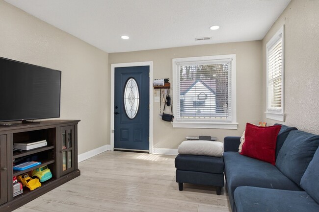 Building Photo - 2210 Pearl St