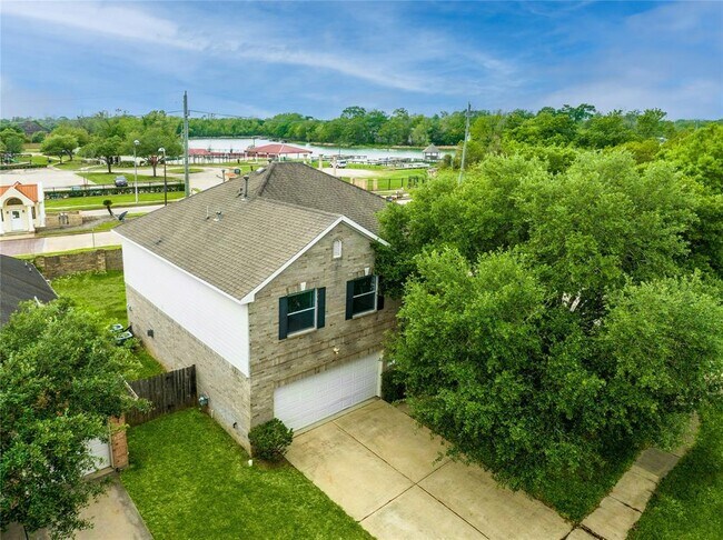 Foto del edificio - 2115 Lakeshore Forest Ct
