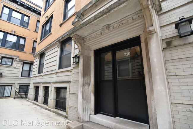 Building Photo - 710-716 W Buckingham Pl