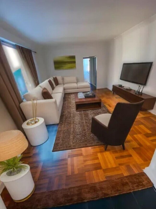 Foto del edificio - 220 Pelham Rd
