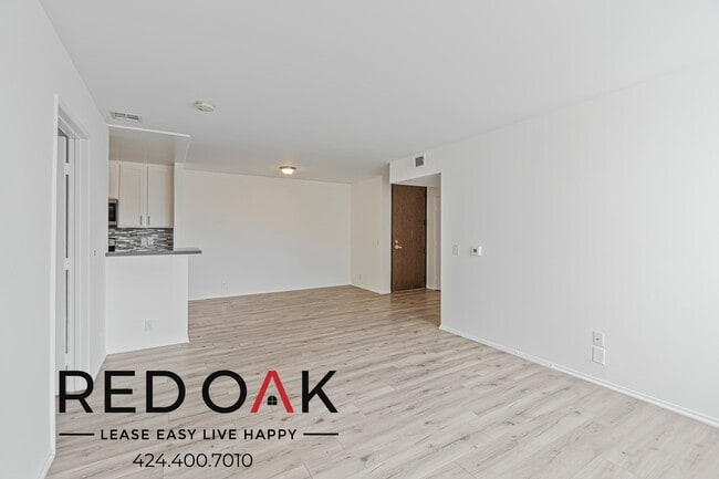 Building Photo - ~1 Month FREE~ Beautiful Three Bedroom Dre...