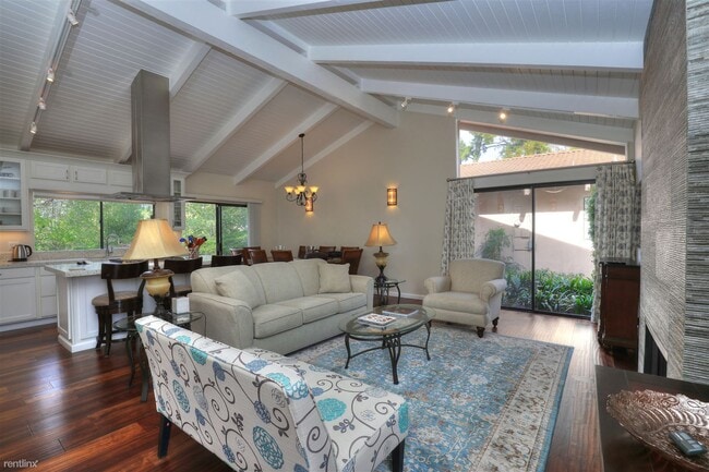 Building Photo - 2 br, 2 bath Townhome - 545 North La Cumbr...