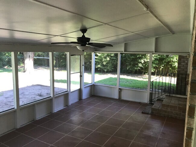 Foto del edificio - Spacious James Island Ranch with Screened ...