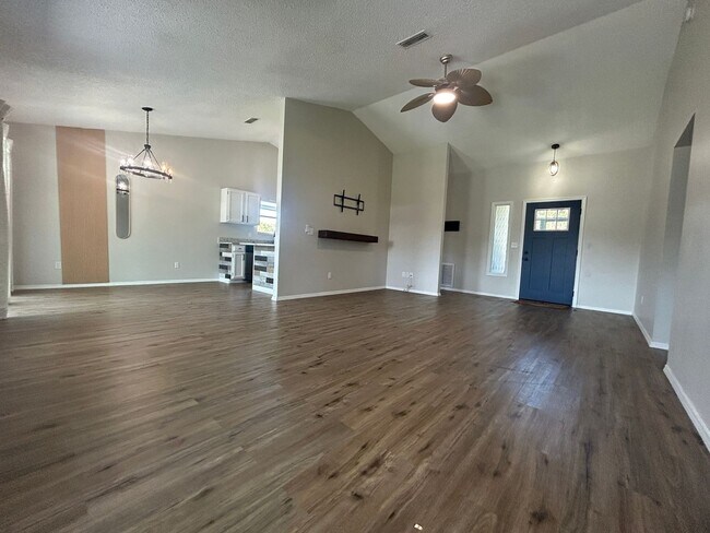 Building Photo - 615 7 Gables Cir SE