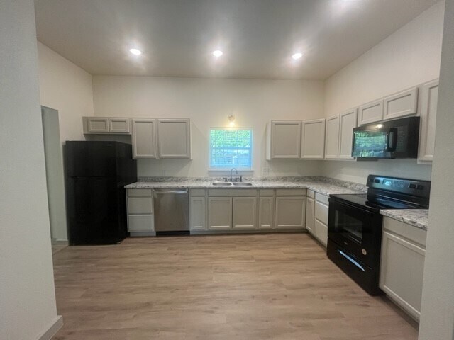 Building Photo - 904 W Live Oak St