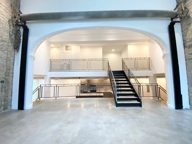 Building Photo - 4601 N Paulina St