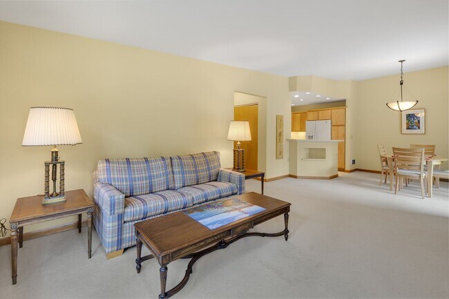 Building Photo - 1bed 1 bath water, sewer garbage & parking included Downtown Bellevue