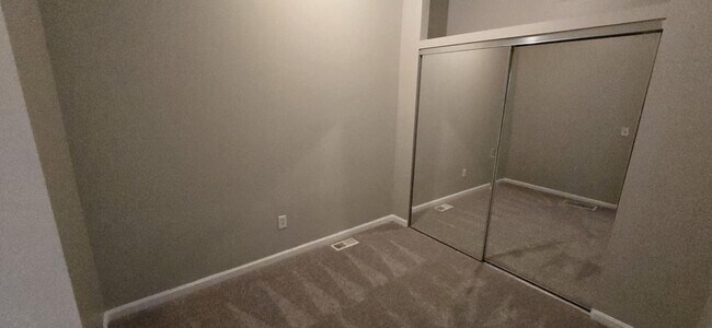 Building Photo - Huge 3-level 4 Bedroom - 2,500 sq/ft!