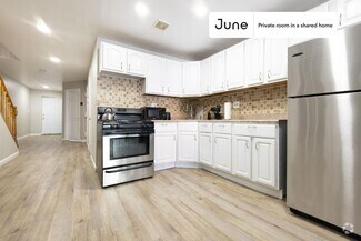 Building Photo - Private bedroom in 4 bed/3 bath Home