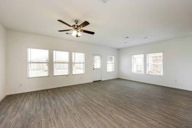 Foto del edificio - 15056 Nettleton Ml