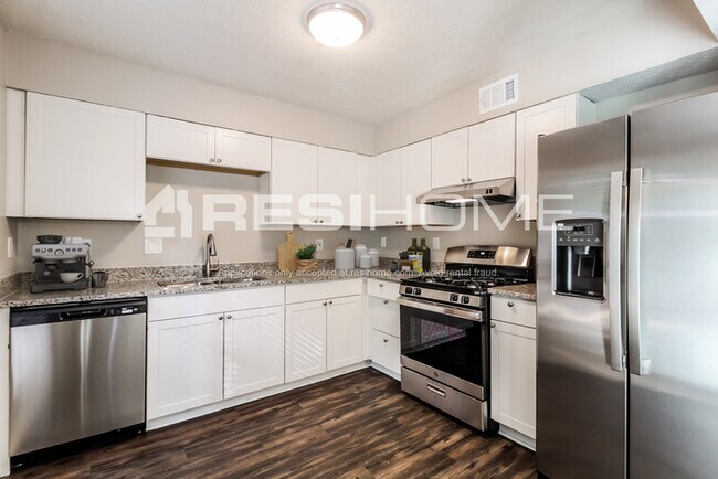 Foto del edificio - 770 Brittany Ct