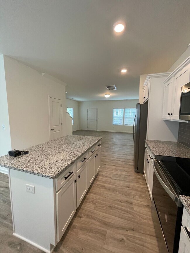 Foto del edificio - Charming 3-Bedroom End Unit Townhome Near Jack Alexander Blvd - MOVE IN SPECIAL