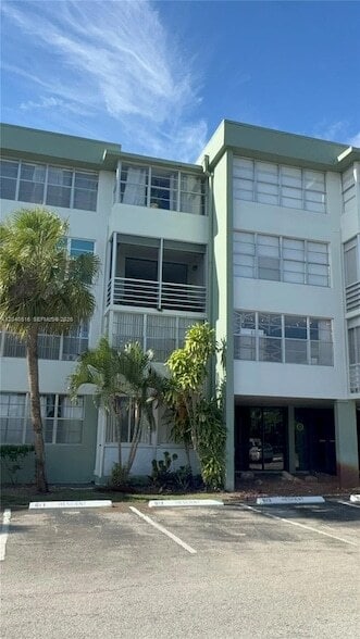 Building Photo - 2741 Taft St