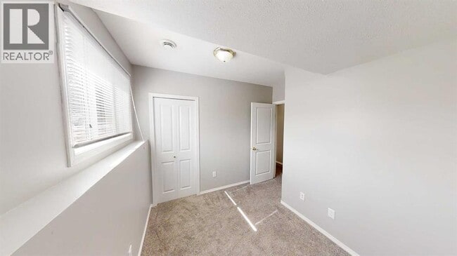 Building Photo - 9804-9899 99 St