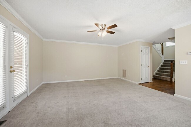 Foto del edificio - Beautiful End-Unit Townhome with Fresh Updates in Convenient Raleigh Location!