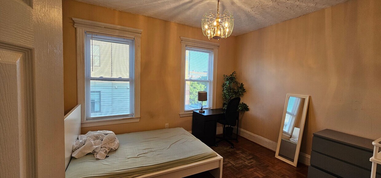 Primary Photo - 3Bed Near Red Line with Central A/C; Great...