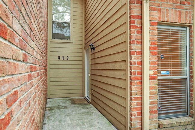 Building Photo - 912 Memorial Village Dr
