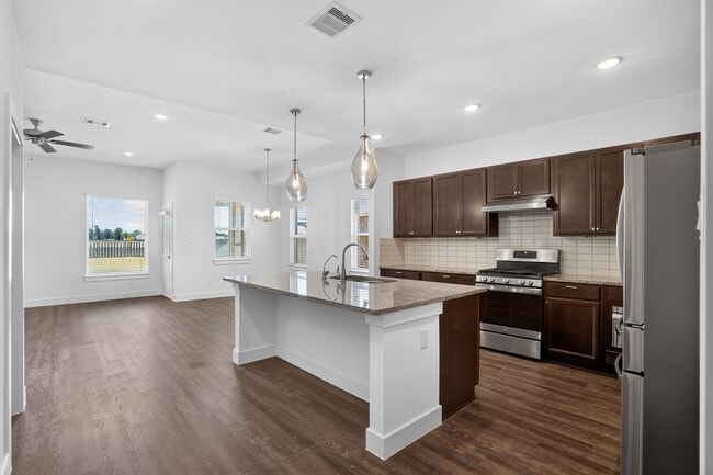 Building Photo - Beautiful 3-Bedroom Home with Open Floor Plan, Washer & Dryer Included in Conroe