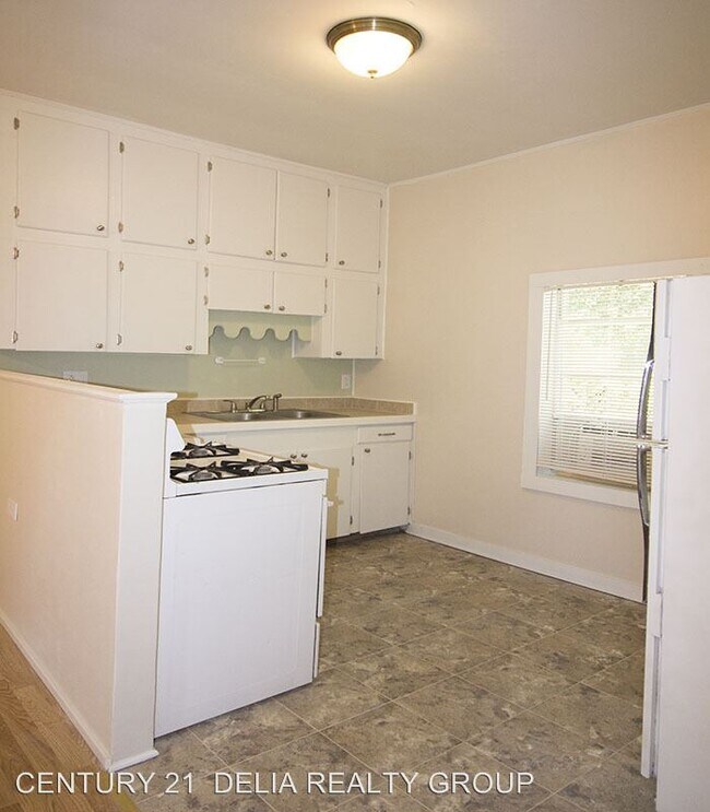 Building Photo - 133 Country Club Cir