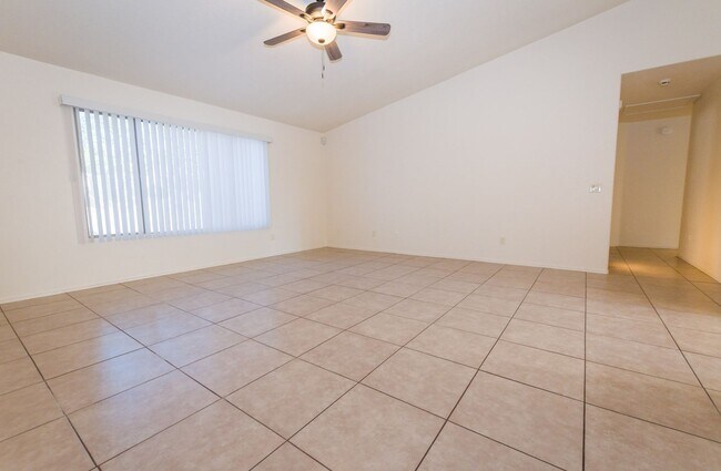 Foto del edificio - Charming 4-Bedroom Home on a Large Corner Lot