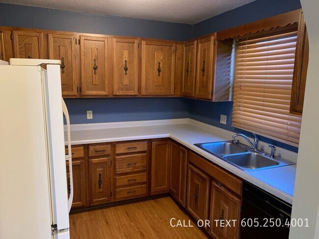 Building Photo - Fantastic 3 Bedroom Duplex Near Tomar Park!