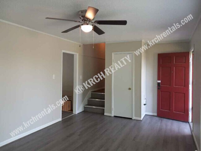 Foto del edificio - 3-Bedroom Home with Detached Garage