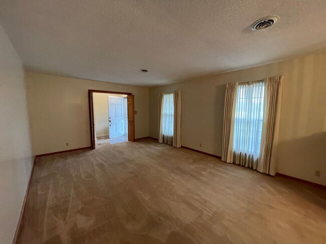 Building Photo - Large one level brick ranch home in Millig...