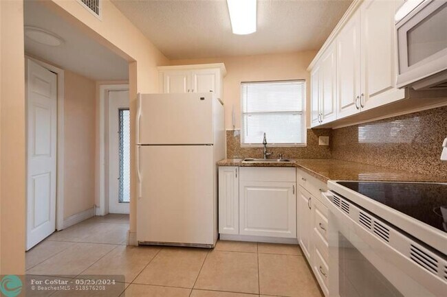Building Photo - 8460 Sunrise Lakes Blvd