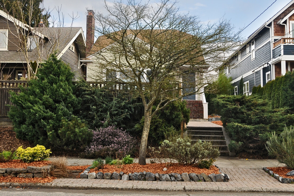Primary Photo - Beautiful Craftsman Home in Desired Neighb...