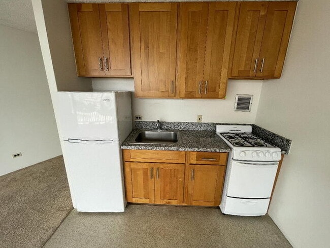 Building Photo - HOLIDAY VILLAGE studio, Avail 08/26, sec, ...