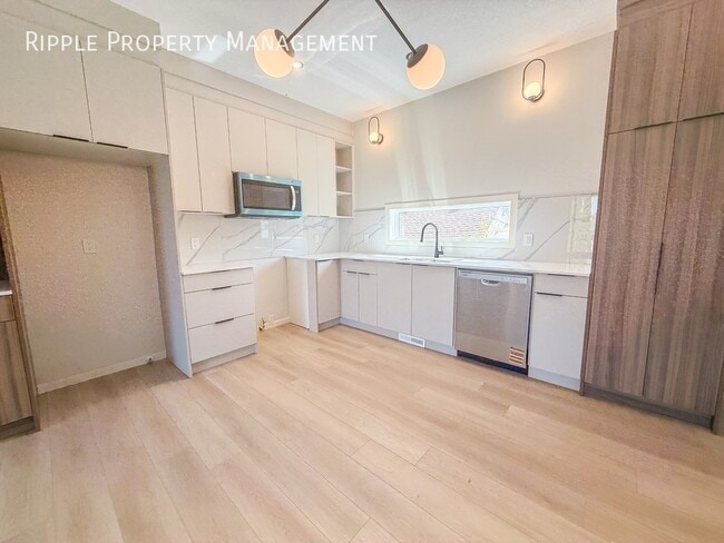 Building Photo - Modern 3 Beds, 2.5 Baths Main Floor/ Upper...