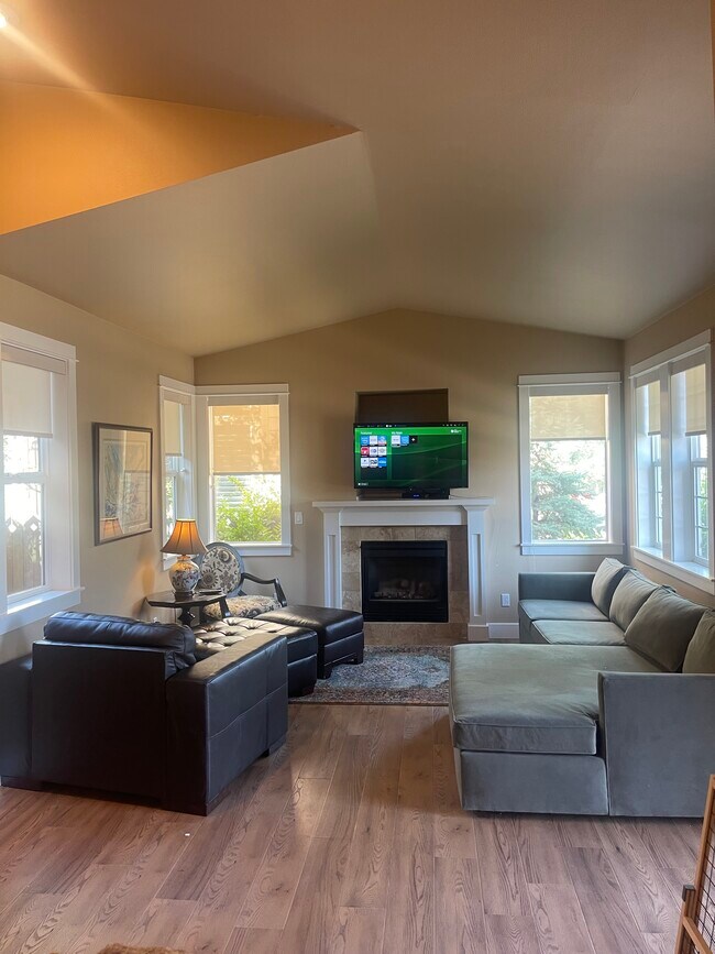 Foto del edificio - 641 SW Peak View Pl