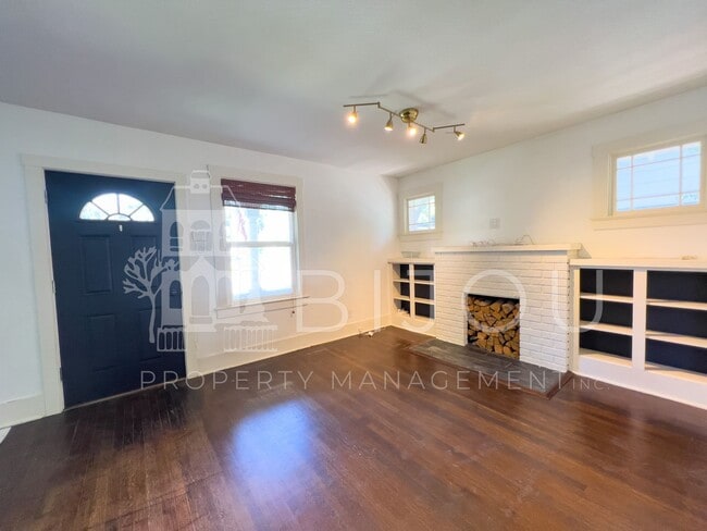 Building Photo - Downtown Bungalow with Large backyard