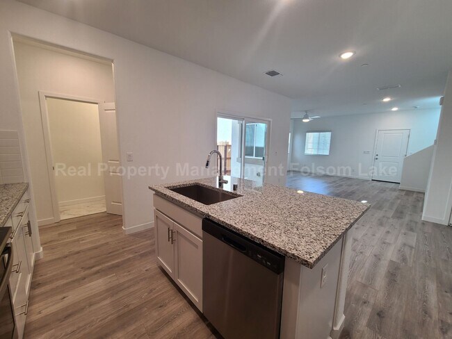 Foto del edificio - Coming Soon! 3 Bedroom 2.5 Bath Plus Loft ...