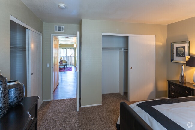1BR, 1BA 708SF - Countryside Village Apartments
