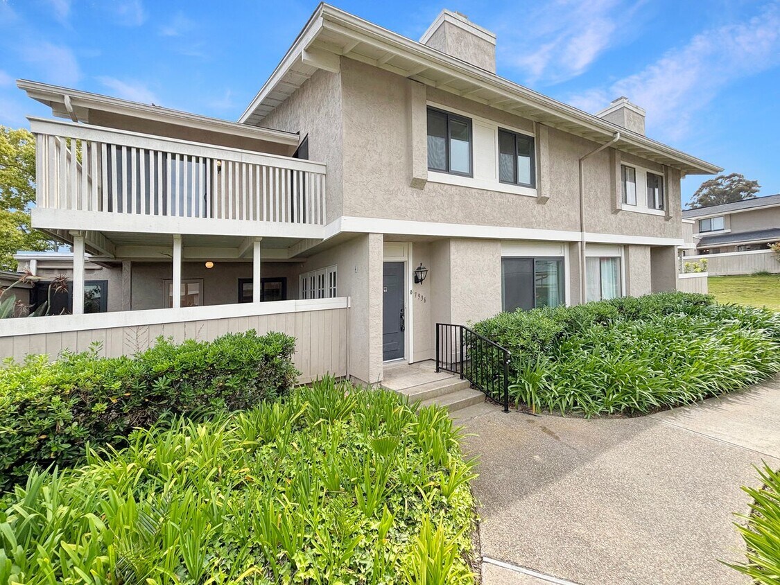 Foto principal - Beautiful 3BD/2.5BA Condo Located in Unive...