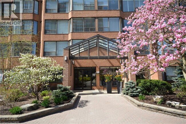 Photo du bâtiment - 1270 Maple Crossing Blvd