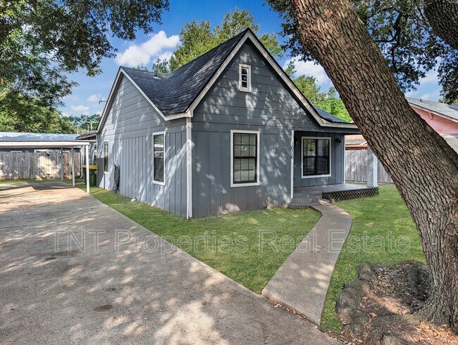 Building Photo - 1006 Cedar St