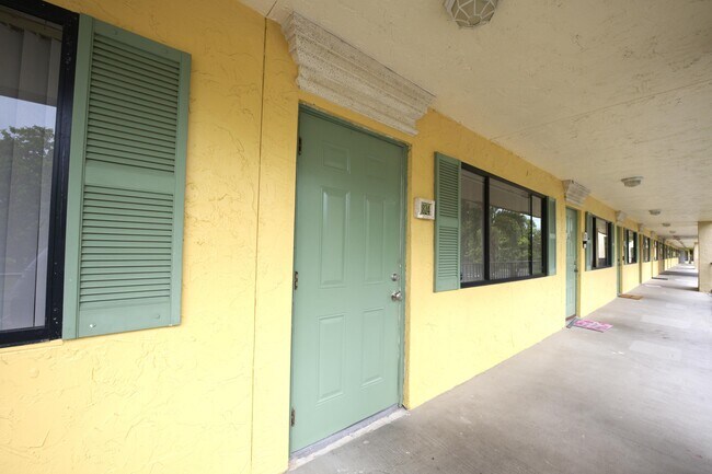Foto del edificio - 1824 Meadows Cir W