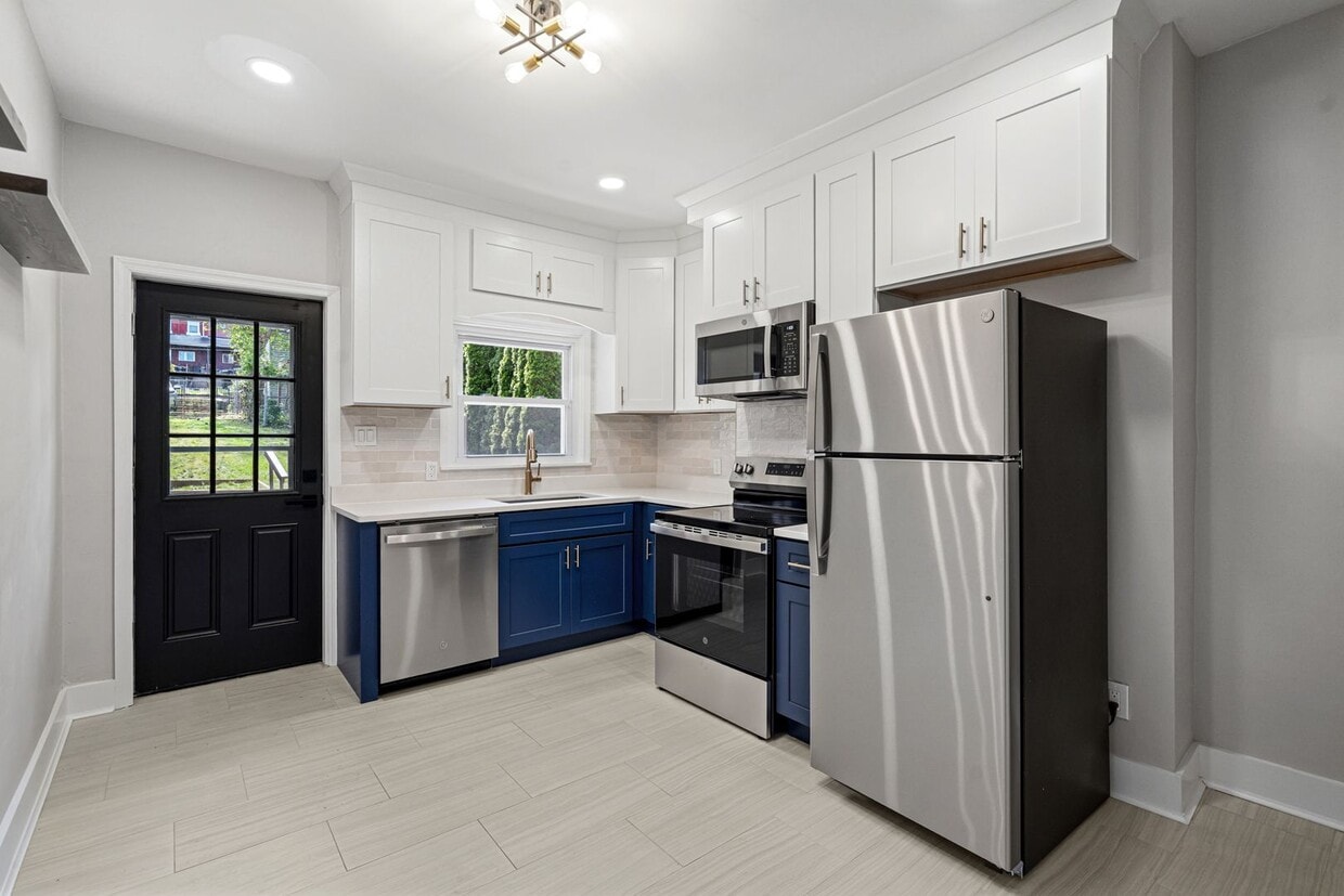 Freshly Renovated 2 Bedroom in Bloomfield available NOW! - Freshly Renovated 2 Bedroom in Bloomfield! Available NOW!