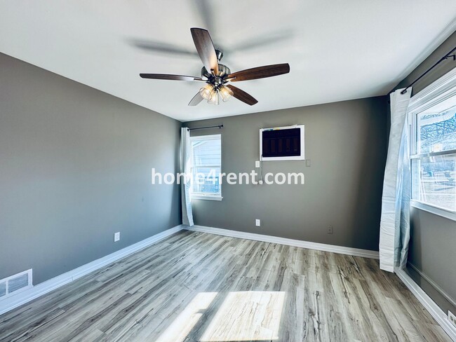 Building Photo - Two Bedroom Ranch Style Duplex Home in Grandview - Featuring Plenty of Natural Light, Fenced Yard...