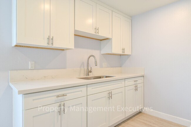 Building Photo - Remodeled 2 Bedroom, 1 Bath Apartment