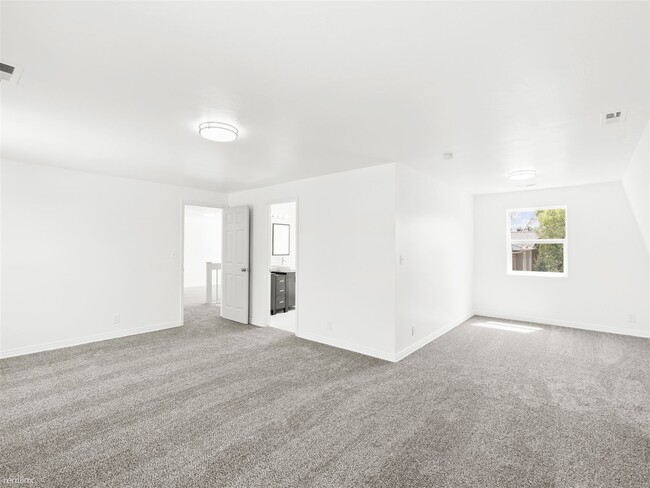 Building Photo - Room for Rent, 3.5 bath House - 1630 Ridge...