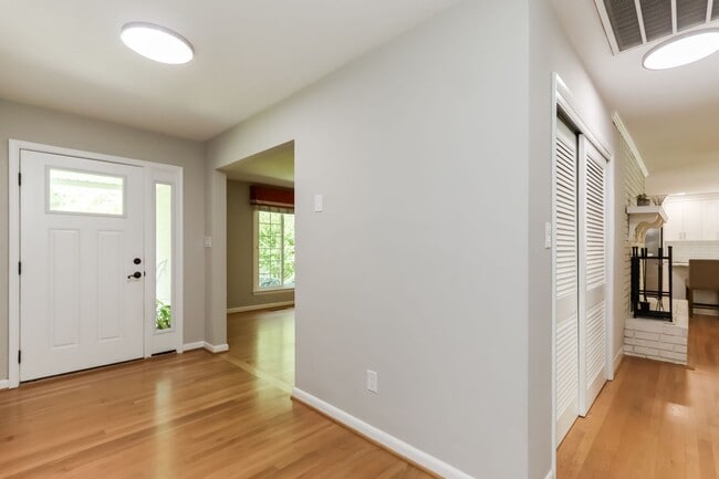 Building Photo - 908 Calthrop Neck Rd
