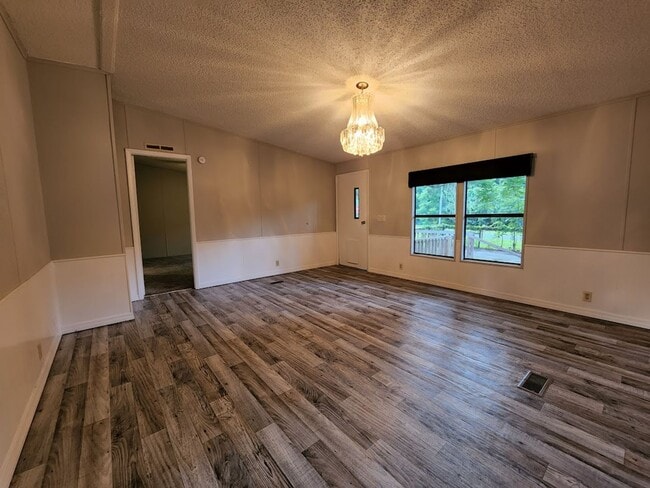 Building Photo - 3 Bed  2 Bath  2 Garage/Workshop and Fenced