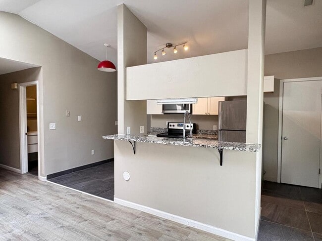 Building Photo - 86 W 8th Ave